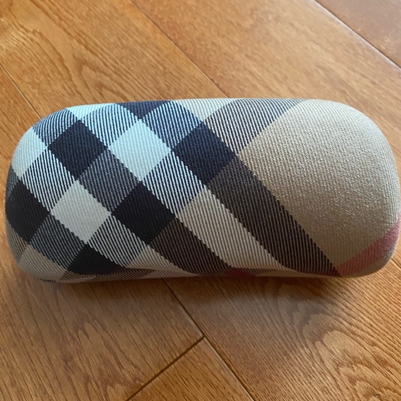 Burberry sunglasses with sunglasses case main image 7